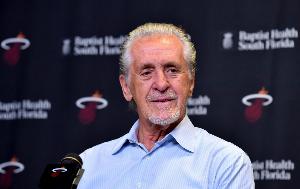 nba艾弗森打球图片