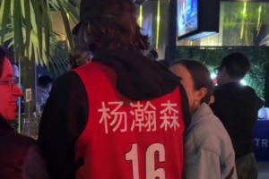 nba詹姆斯队服什么牌子的