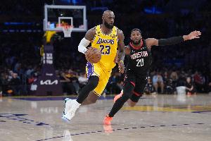 媒体人：火箭首节进攻不错但湖人更爆 甚至感觉詹姆斯才微微出汗