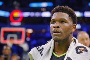 Shams：华子将至少缺席首轮剩余比赛 目前只能休息来缓解膝盖肿胀