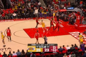 太拼了！海斯倒地拼命护住球 八村塁底角三分再进&砍下14分了！