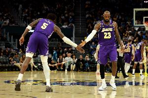 詹姆斯谈艾顿被驱逐：他的手臂抬起时滑了一下 然后打到了对方头