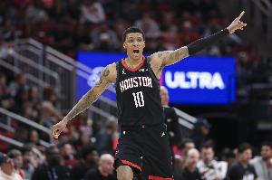 陷入困境！小贾巴里·史密斯首节吃3犯+1T 4中2得到6分2篮板