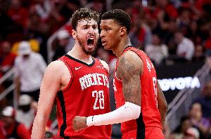 小贾巴里：申京英语越来越好 也越来越敢于发声 承担起领袖角色