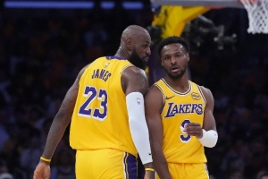 上阵父子兵！詹姆斯和布朗尼今天都只进了两个球