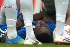 凯塞多捂住大腿痛苦倒地，队医迅速进场治疗