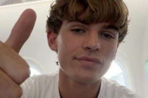 头部被撞后到医院检查，尼科·帕斯竖大拇指报平安：一切都很好