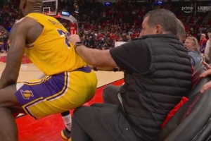 这你受得了吗？詹姆斯飞身救球后臀部久久对着场边男球迷