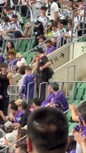 离谱！记者晒视频：有山东球迷进入津门虎球迷区，被轰走后还挑衅