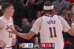 非常突然！海斯吃了个技犯 湖人两个中锋一个驱逐一个4犯+技犯