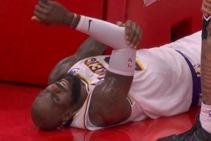 反击时重摔在地！孙悦：这也就是詹姆斯 你换个41岁的别人试试