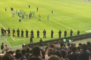 赛后谢场国安路过天津球迷看台，天津球迷鼓掌送上“国安加油”