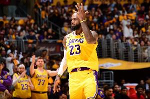 解说：两场打完詹姆斯不喘不虚 那说明火箭防守策略有问题！