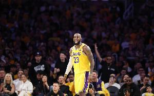 予取予求！詹姆斯半场6中5高效拿下16分3板4助 次节独得11分