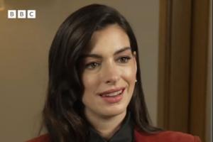 枪迷！安妮·海瑟薇：我爸先粉上了阿森纳，我们有一支伟大的球队