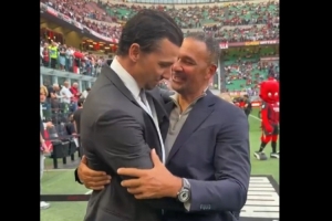 传奇遇见传奇，米兰对尤文赛前伊布与古利特在场边交流并拥抱