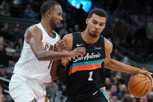 莫布里：文班让我看起来像普通人 和他交手是挑战但很有趣