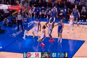 攻防发力！小卡特送杜伦遮天大帽 反击起飞空接暴扣打停活塞