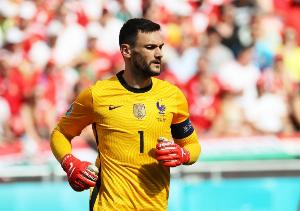 队报：洛里愿意重返法国队担任三号门将，德尚有最终决定权