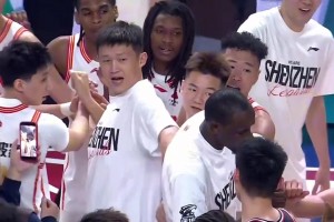 深圳新外援伊布-巴吉 刚来不熟悉队友 竟和广州集合被拉回