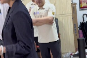 住手，你们不要再打了... 