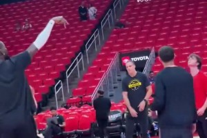 这边球迷很热情！猛龙球迷聚集在主场球馆前庆祝胜利尽情狂欢！