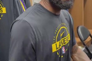 雷迪克赛后在更衣室喊话：争取在下周一G4，完成对火箭的横扫！