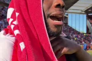 夸张！远征客场的热刺球迷！一眼望去观众席也都是白色！