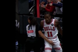 虽然3-1但遭重创！迪温琴佐重伤后坐轮椅离开球馆前往医院画面