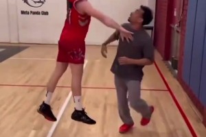 简直是一模一样！外网网友此前恶搞模仿申京！