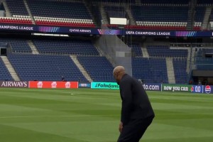 细致入微！孔帕尼赛前考察巴黎球场