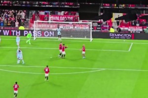 球迷实拍：B费在送出助攻之前，已经误导防守球员会传右路