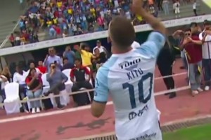 卓别林！球员踢签名球送球迷，第1脚踢反第2脚误伤第3脚踢飞！