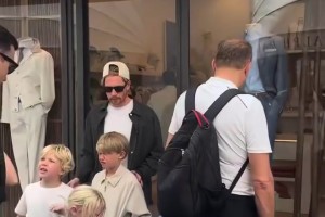 服装可是世界一流！德布劳内和孩子们的假期日常！