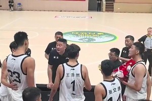 郭艾伦解说时打趣杜锋：杜指导走了，生气了，走道儿都是横着走的