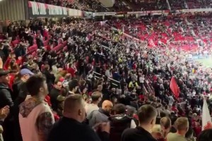 赛后曼联球迷：“再来一年，再来一年，卡塞米罗……”