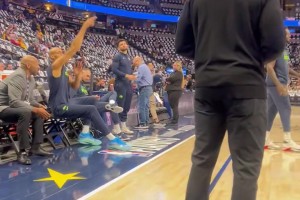 你还有这招？戈贝尔赛前坐在板凳席投中超远三分！