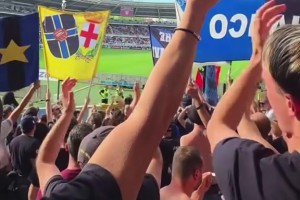 声势不减！实拍：国米远征都灵球迷在奥林匹克球场高唱战歌