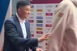 徐昕此前在广东时想和球迷击掌，被杜锋拽开：先打球，击什么掌