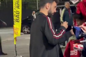 宠粉满分！队长B费赛后在场外为球迷签名互动