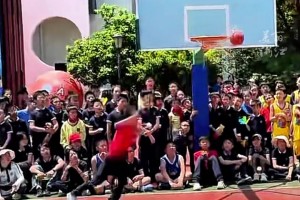 杭州一小学举办扣篮大赛，每位小孩哥都很会扣啊