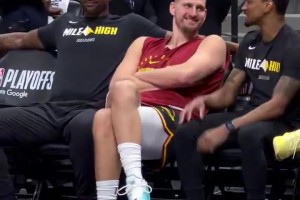 很放松啊~约基奇G5赛前和工作人员有说有笑的