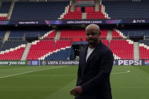 孔帕尼在对阵巴黎的半决赛前检查场地……