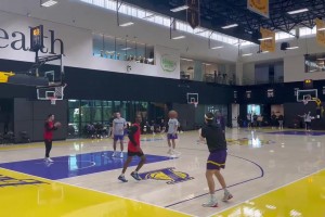 复出在即！X因素？里夫斯今日训练后加练三分